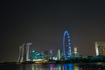 Obraz na płótnie Canvas View of Singapore downtown skyline with the Gardens by the Bay