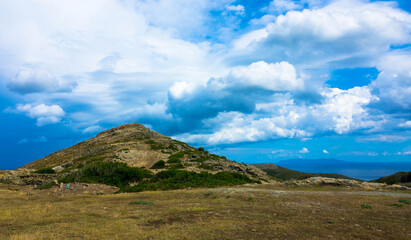 Fototapeta premium Aussichtspunkt auf der Cap Corse Rundfahrt. Panoramablick auf die wildromantische Landschaft im Norden Korsikas