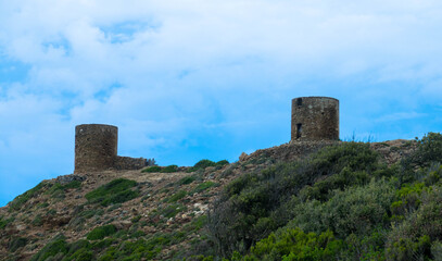 Fototapeta na wymiar Zwei alte, zerstörte genuesische Türme aus dem 16. Jahrhundert am nordwestlichen Ende von Cap Corse, in der Nähe von Ersa und Centuri, Haut-Corse, Frankreich