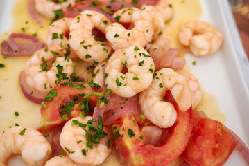 Shrimp salad with tomato and parsley
