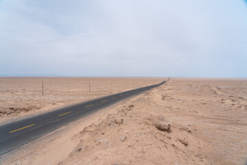 Naklejka premium road in desert to no where
