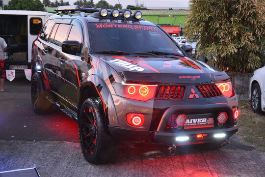 Montero Rear View รูปภาพMontero – เลือกดูภาพถ่ายสต็อก เวกเตอร์ และวิดีโอ1,612 | Adobe Stock
