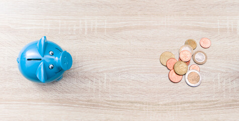 Vintage Sparschwein auf einem Holztisch