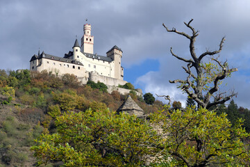 Fototapeta na wymiar Die Deutsche Burg Marksburg oberhalb von Braubach am Rhein im Welterbe Oberes Mittelrheintal - Stockfoto
