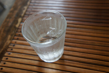 水の入ったグラスとアジア風のテーブル