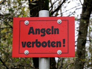 Rotes Schild Angeln verboten