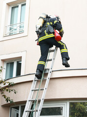 pompier France qui monte à l'échelle