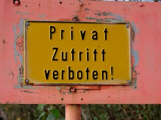 Gelbes Schild Privat Zutritt verboten