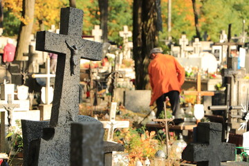 Cmentarz jesienią - przygotowania do Wszystkich Świętych - sprzątanie grobów - obrazy, fototapety, plakaty