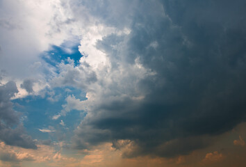 Obraz premium Yellow and black clouds in the sunset sky