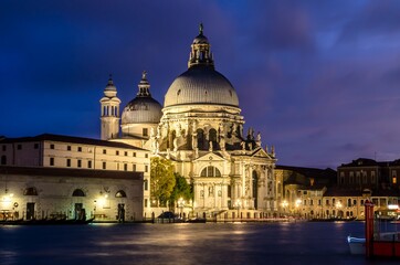 Obraz na płótnie Canvas The Basilica of St Mary of Health or Basilica di Santa Maria della Salute at grand canal at night in Venice, Italy