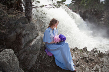 girl with a bouquet of hydrangeas walks on the shore, spring photo session