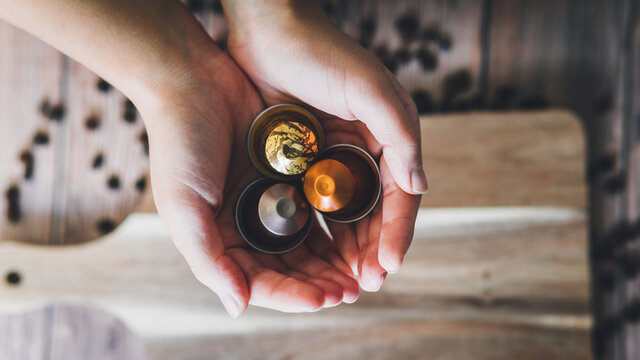 Capsulas de cafe en la mano