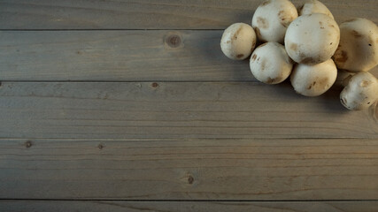 Champiñones al natural sobre un fondo de madera 