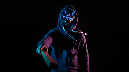 hombre con la mascara de la purga y un bate