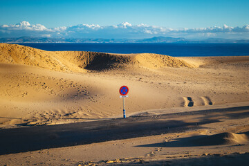 Playa de valdevaqueros sur de españa andalucia bolonia con dunas y señal de trafico desierto...