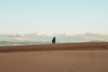 Fototapeta na wymiar Abrazados entre dunas y nubes desierto playa sur de españa tarifa