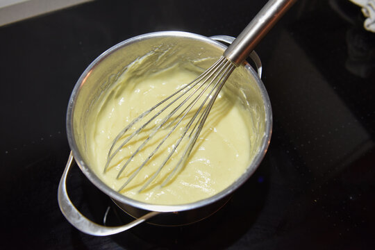 cucinare padella pentola crema pasticciera pasticceria frusta cucina cuoco chef 