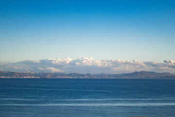 Fototapeta premium Horizonte africano desde el mediterraneo estrecho de gibraltar sur de españa tarifa barcos y nubes