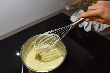 cucinare padella pentola crema pasticciera pasticceria frusta cucina cuoco chef 