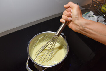 cucinare padella pentola crema pasticciera pasticceria frusta cucina cuoco chef 