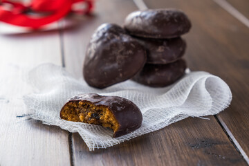 Gingerbread hearts covered with chocolate and filled with jam, close up