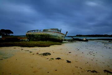 Fototapeta na wymiar Wreck boat at low tide in Brittany. France