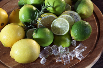 Limetten,Zitronen und Rosmarin auf Eis
