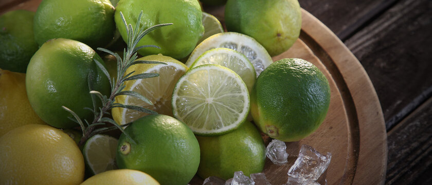 Limetten,Zitronen und Rosmarin auf Eis