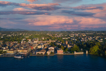 Obraz premium Italian resort on Lake Garda top view. Lazise town, lake garda, Italy. Panoramic aerial view of the Scaligero Castle of Lazise.