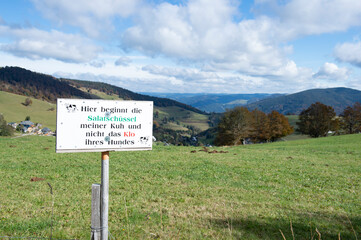 Blick vom Schauinsland bei Freiburg. Lustiges Schild "Hier beginnt die Salatschüssel meiner Kuh und nicht das Klo Ihres Hundes"