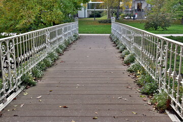 Blumengeschmückte Fußgängerbrücke im Kurpark von Baden-Baden