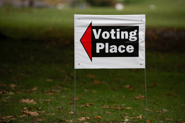 Sign to the voting place