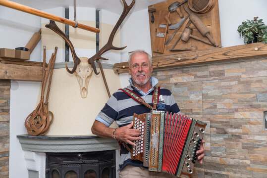 Musiker in alter Bauernstube - Ziehharmonika