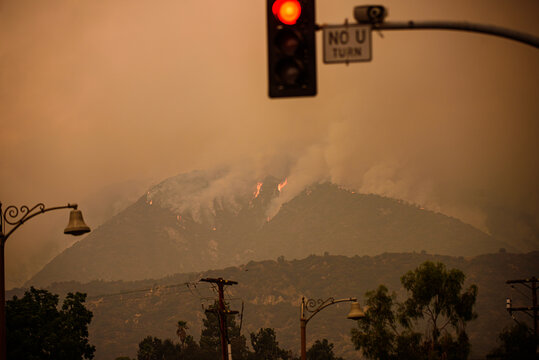 Fire and smoke in the mountains of California. Forest fires. Air Pollution. Toxic smoke. Fires in the United States. Climate change.