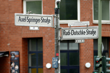 Symbolträchtige Kreuzung der Axel-Springer und Rudi-Dutschke-Straße in Berlin Kreuzberg Deutschland 
