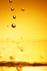 Kropl e wody podświetlone na żółto