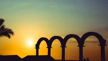 Los arcos en el malecón de Puerto Vallarta al atardecer.