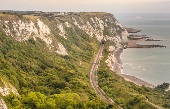 Ausgang des Eurotunnels:  Der Eurotunnel ist ein 50,45 km langer Eisenbahntunnel zwischen Folkestone in Kent und Coquelles nahe Calais. 