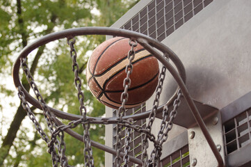 Basketball fällt durch einen Korb. draussen © rebaixfotografie