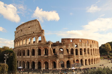 Fototapeta na wymiar The huge Colosseum and the travelers below.