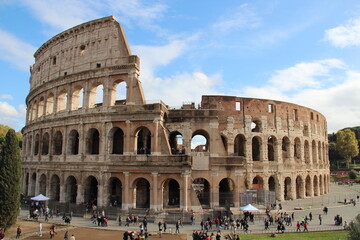 Fototapeta na wymiar The huge Colosseum and the travelers below.