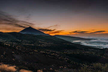Fotograf&iacute;a de monta&ntilde;a en la hora dorada