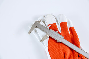 Measuring inner diameter, outer diameter, length with a caliper on a white background.