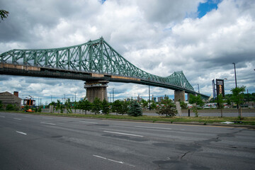Fototapeta na wymiar Jacques Cartier bridge