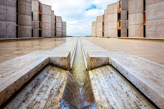 La Jolla, USA - December 10, 2015: Symmetrical Architecture Building Of The Salk Institute In San Diego With Fountain Vanishing Point Diminishing Perspective