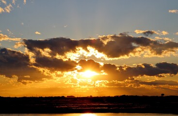 Fototapeta premium 渡良瀬の夕方 幻想的 厳か 風景