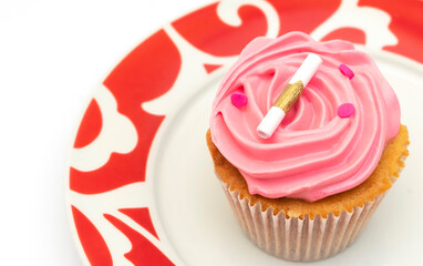 Deliciosos Cupcake de colores y sabores diferentes con fondo blanco