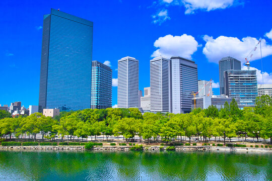 新緑の大阪ビジネスパークの景観
