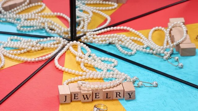 鏡に映るパールの宝飾品とJEWELRYの文字